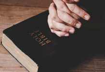 ¿Dios está a las puertas? Colegios de Estados Unidos prohíben la Biblia Motivo por el que están prohibiendo la Biblia en Estados Unidos