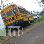 ¡Por un pelito! Bus casi termina al fondo del lago en Ometepe Pasajeros se llevan el susto de sus vidas en Ometepe
