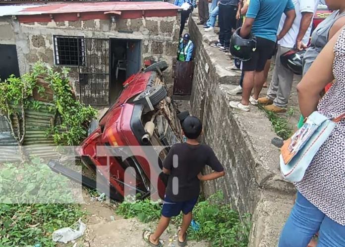 Foto: Carro cae sobre vivienda en Diriamba, Carazo / TN8