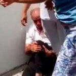 Enfurecidos padres casi matan a profesor por abusar de una niña en Colombia Enfurecidos padres casi matan a profesor por abusa de una niña en Colombia