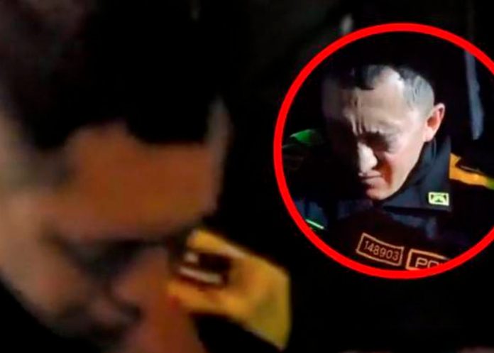 colombia1 ¡De película! Dos policías de Colombia se tragan billetes producto de extorsión
