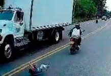 ¡Impactante video! Viva de milagro niña tras ser arrollada por dos motos en Colombia ¡Impactante video! Viva de milagro niña tras ser arrollada por dos motos en Colombia