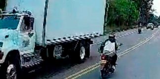 ¡Impactante video! Viva de milagro niña tras ser arrollada por dos motos en Colombia