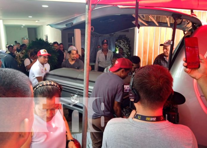 Al son de tambores y bailes rinden homenaje al director de comparsa Ekatombe