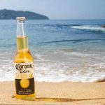 Mujer acepta reto y se termina su cerveza en segundos