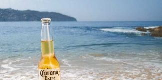 Mujer acepta reto y se termina su cerveza en segundos