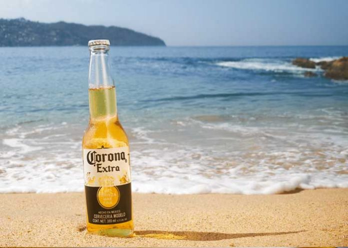 Mujer acepta reto y se termina su cerveza en segundos