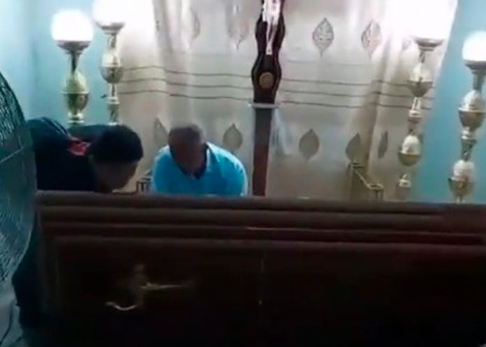 ¡Aunque usted no lo crea! Anciana vuelve a la vida en pleno velorio en Ecuador