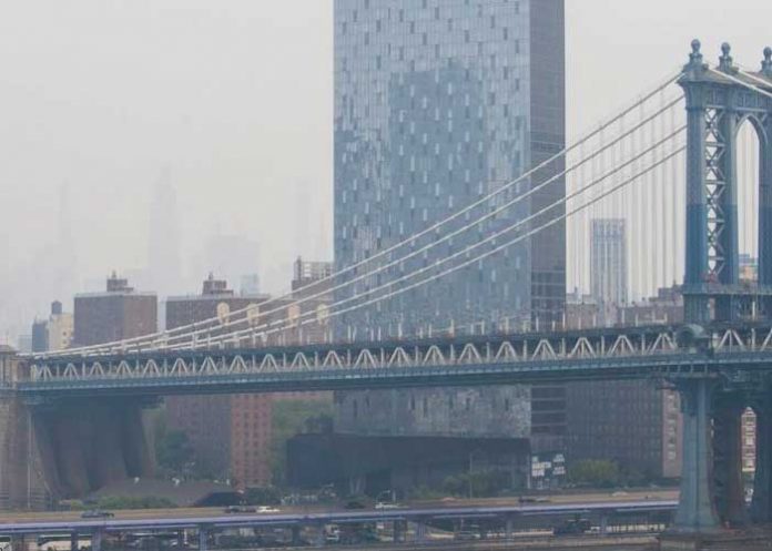 Humo oscurece Nueva York y pone en alerta EE.UU.