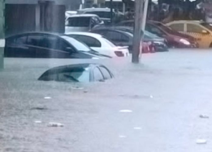 Estragos en El Salvador por fuertes lluvias a causa de onda tropical