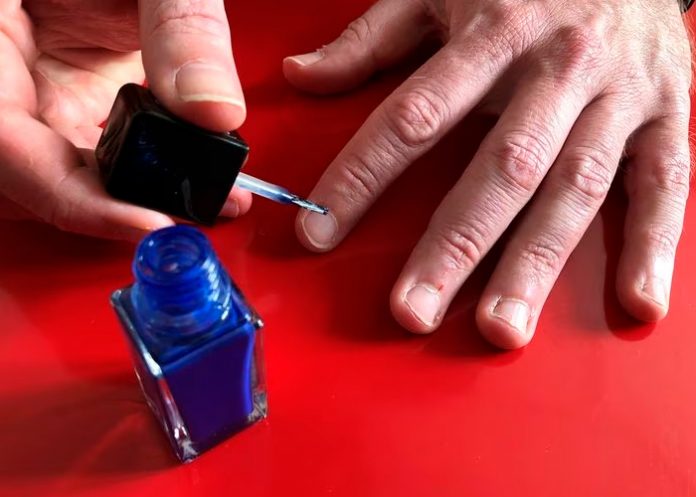 Tres meses de cárcel en España por insultar hombre que llevaba uñas pintadas