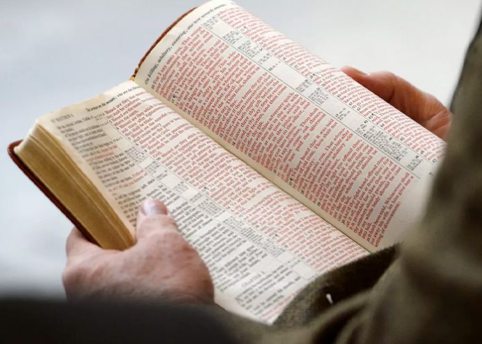 ¿Blasfemia? En Utah vetan la Biblia por contenido de incesto, prostitución y violación