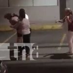 Hombre agrede a una mujer a fajazos en una calle de Jinotepe (VIDEO) Foto: Trifulca y agresión a una mujer en Jinotepe / TN8