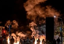 Edificios quemados por brutalidad policial contra un adolescente en Francia Edificios quemados por la muerte de un adolescente a mano de un policía en Francia