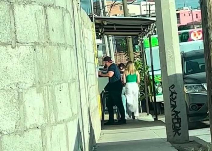 Joven graba a su novio viendo a otras mujeres