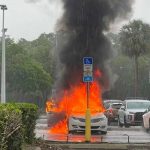Carro se incendia con 2 niños adentro mientras su mamá robaba tienda en EE.UU Auto se incendia con sus hijos adentro mientras robaba una tienda