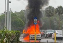 Carro se incendia con 2 niños adentro mientras su mamá robaba tienda en EE.UU Auto se incendia con sus hijos adentro mientras robaba una tienda