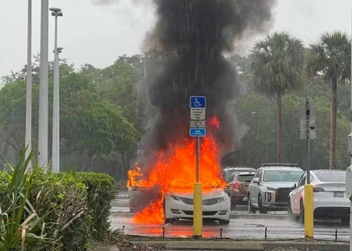Auto se incendia con sus hijos adentro mientras robaba  una tienda