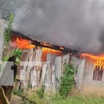 Fuertes llamas con incendio en una humilde casita en Muelle de los Bueyes Foto: Fuertes llamas consumen vivienda en Muelle de los Bueyes / TN8