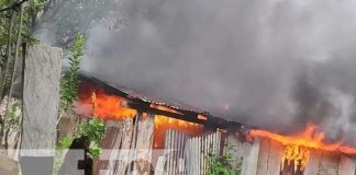 Foto: Fuertes llamas consumen vivienda en Muelle de los Bueyes / TN8