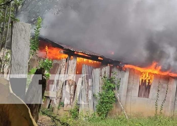 llamis-2 Foto: Fuertes llamas consumen vivienda en Muelle de los Bueyes / TN8