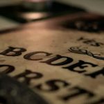 «Por curioso le salió la cabra» Niño es poseído después de jugar a la güija Madre mexicana desesperada por su niño poseído