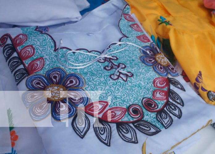 Certamen de la cotona, batas y trajes folclóricos desde el Mercado de Masaya