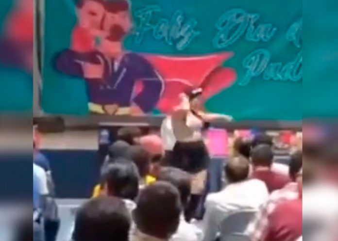 ¡Peculiar festejo en México! Celebran con show de strippers el día del padre