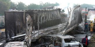 Carambola de 16 vehículos en Jalisco, México dejó cinco muertos y 14 heridos