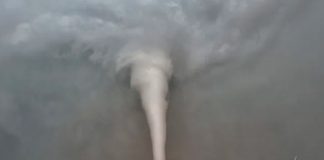 Tornado acompañado con fuertes aguaceros dejan cuatro muertos en Sudáfrica