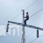 Locuritas: «El Ocho» sube peligrosa torre de alta tensión en Bello Horizonte Foto: "El Ocho" y su extraña afición de subir una torre en Bello Horizonte / TN8
