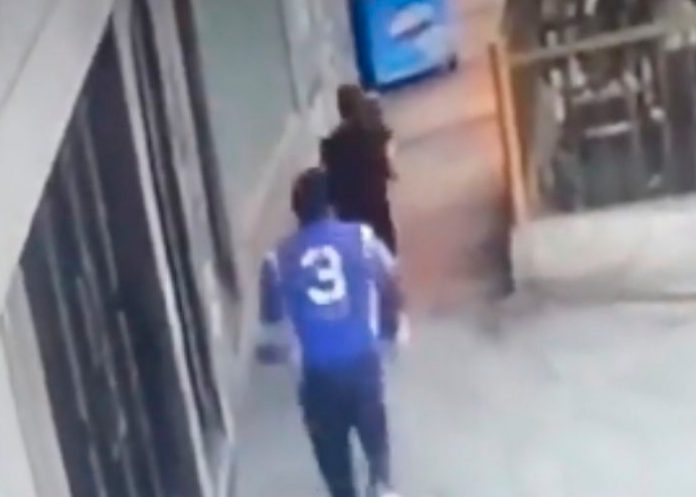 Linchado y atado a un poste terminó un hombre por intentar violar a joven en Perú