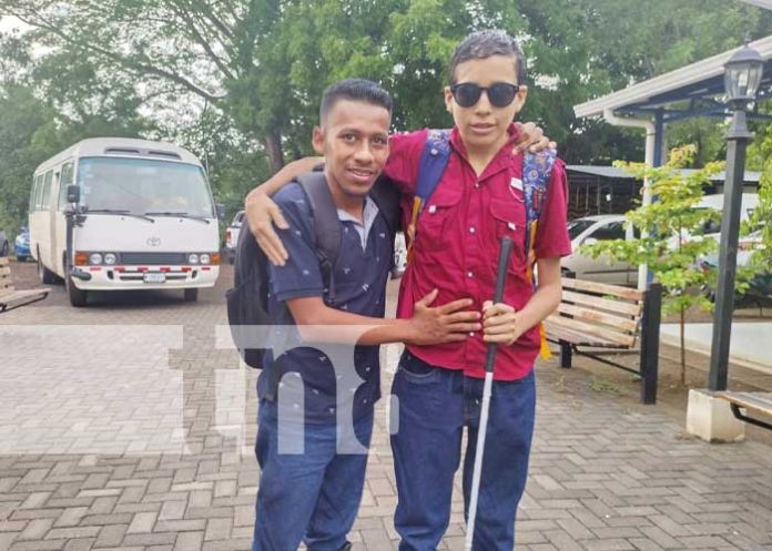Foto: Dos amigos no videntes son estudiantes a destacar de la Universidad en el Campo en Nicaragua / TN8