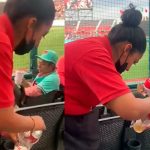 ¡Asquerosa! ‘Escurre’ latas con sobras de cervezas para volverlas a vender Vendedora de cervezas en un estadio de México