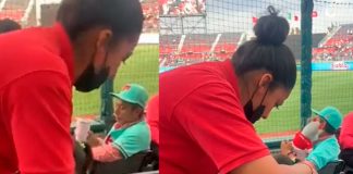 Vendedora de cervezas en un estadio de México