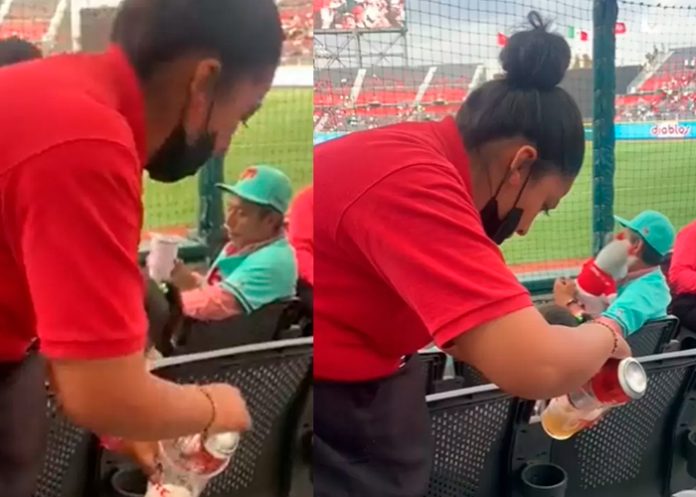 tendencias1 Vendedora de cervezas en un estadio de México