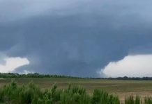 Al menos tres muertos y decenas de heridos dejó un fuerte tornado en Texas