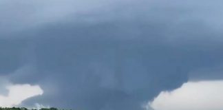 Al menos tres muertos y decenas de heridos dejó un fuerte tornado en Texas