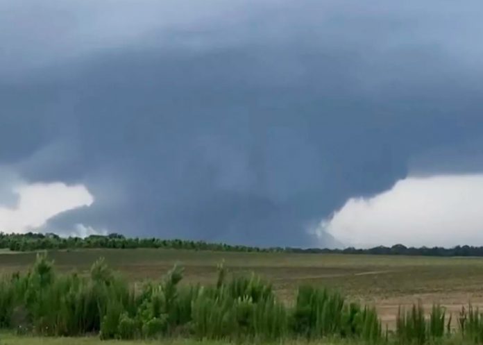 Al menos tres muertos y decenas de heridos dejó un fuerte tornado en Texas