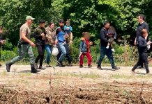 Rescatan a 145 migrantes, entre ellos niños y bebés, en un islote de Grecia