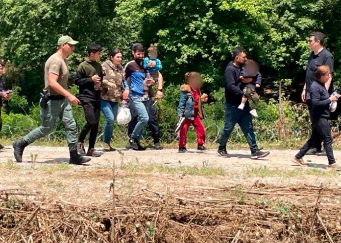 Rescatan a 145 migrantes, entre ellos niños y bebés, en un islote de Grecia