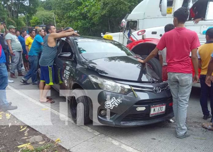 Bus impacta un vehículo y deja lesionados leves en La Cuesta Ponzoña, Río Blanco