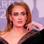 ¡Se hartó! Adele no quiere le estén «volando chochadas» en los conciertos Adele pide que dejen de lanzar objetos a los artistas en el escenario