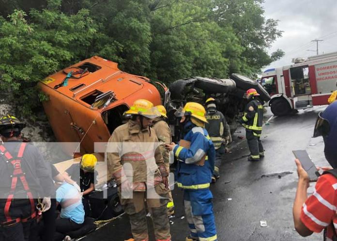 1 ¿Se les fueron los frenos?, cabezal termina volcado en la peligrosa Cuesta El Plomo, Managua