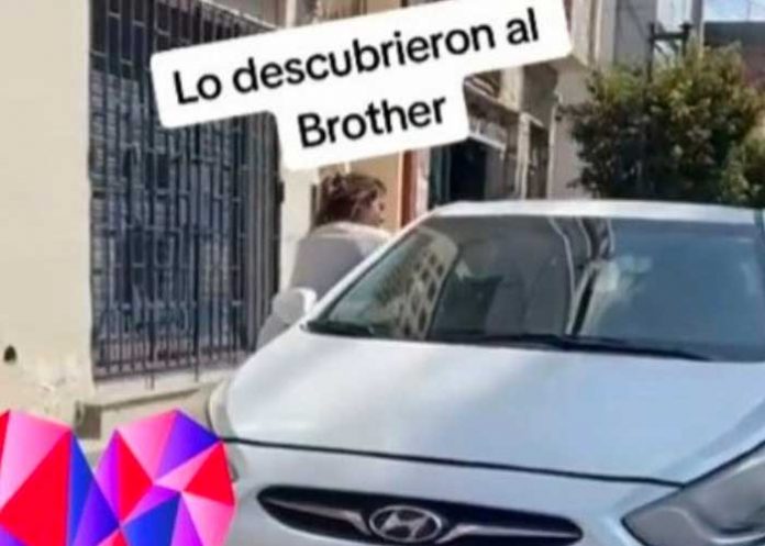 Descubre a su pareja saliendo de hotel con su amante