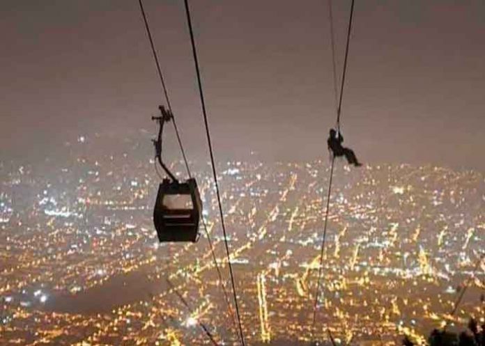 1 Foto: Rescate audaz: 74 personas atrapadas en el teleférico de Quito (Ecuador) / Cortesía