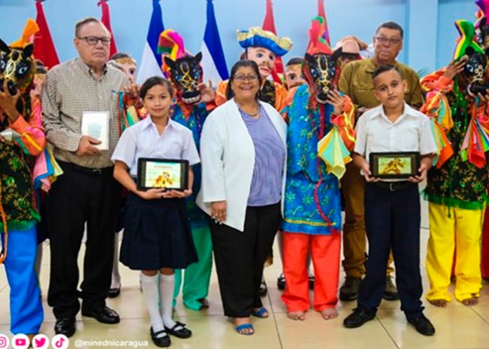 1 MINED realizó presentación del Libro “El Güegüense