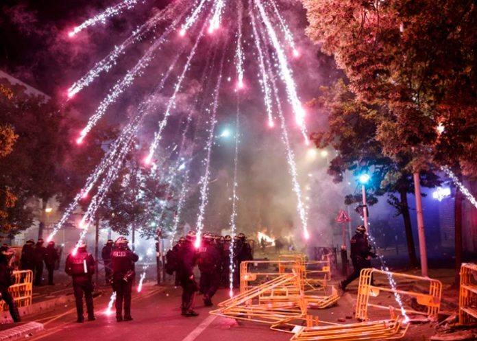 Francia prohíbe venta de fuegos artificiales durante fiesta nacional