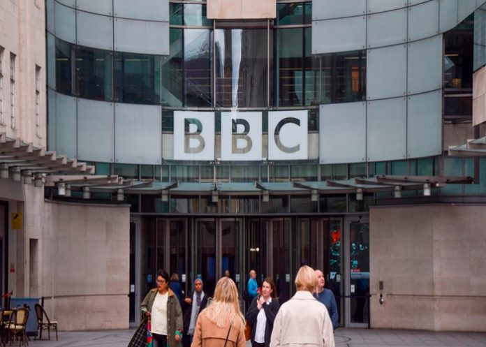 1 ¡Por pedólifo! BBC corre a presentador por pedir fotos sexuales