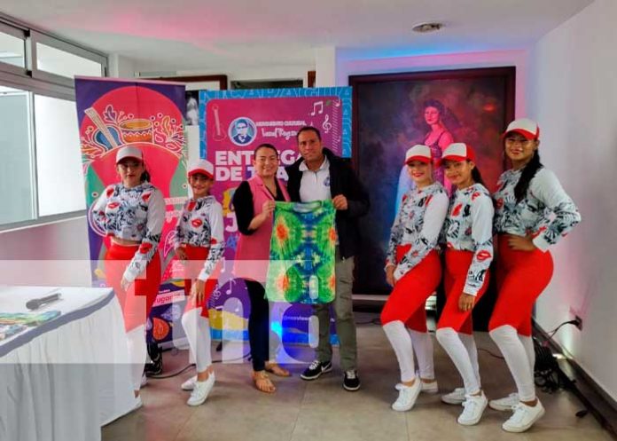 Entrega de trajes típicos y urbanos para distintos sectores de Nicaragua